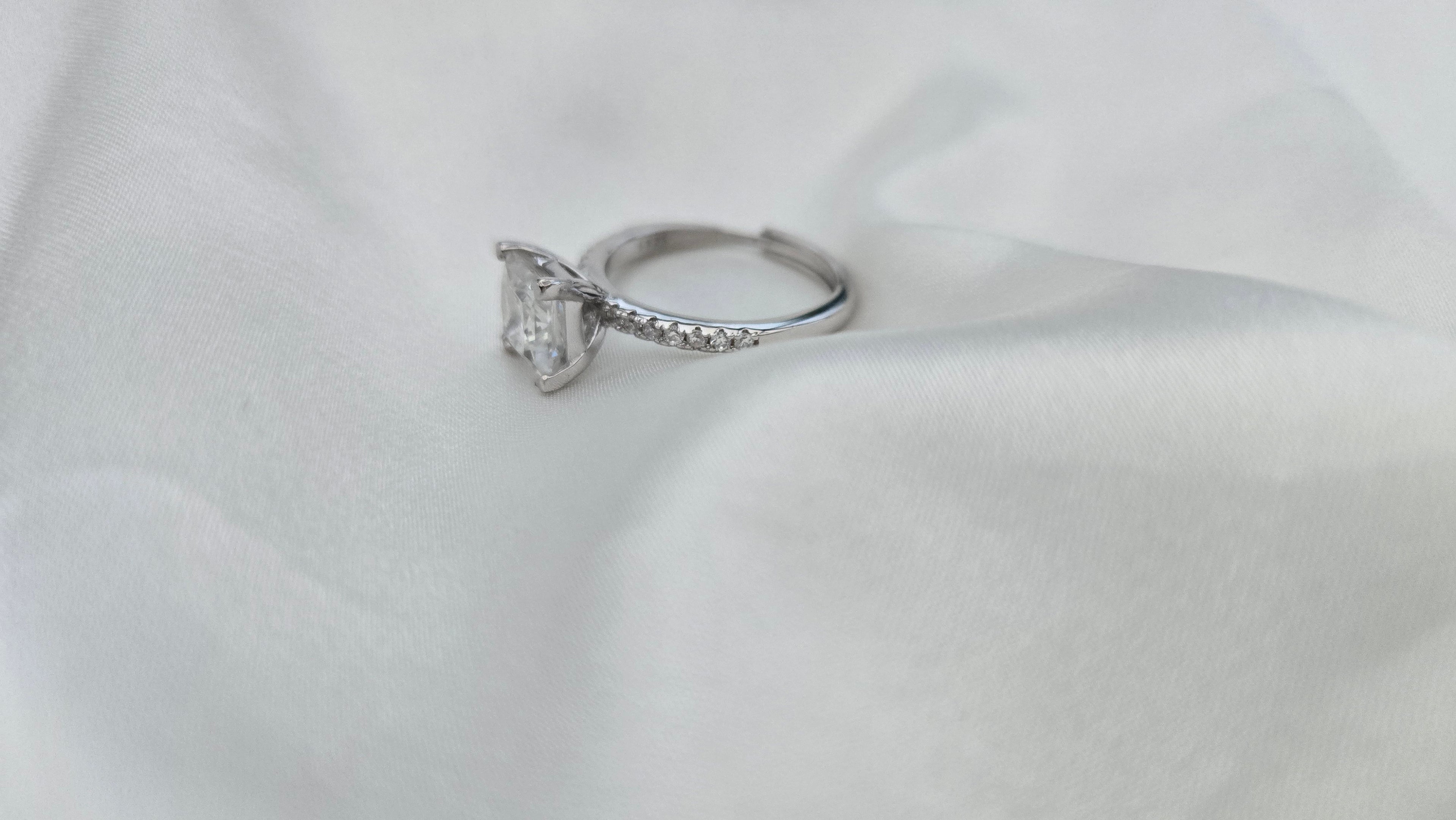 Bague solitaire Duchesse (T.réglable ≤54-55)